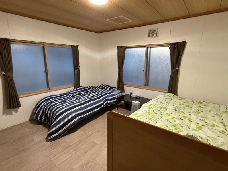 駅の前 室内5